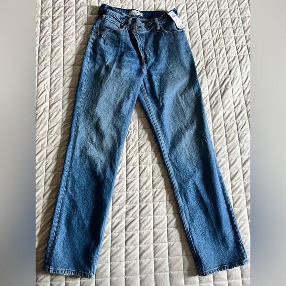 Abercrombie Ultra High Rise 90s Straight Jean - Picture 2 of 4